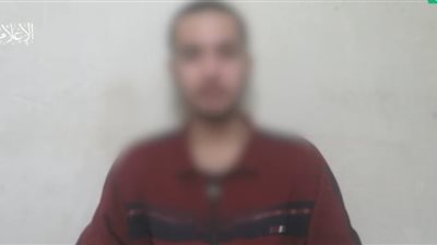 بيد مبتورة.. حماس تنشر فيديو جديد لأسير إسرائيلي يندد بإهمال حكومة نتنياهو