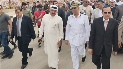 محافظ شمال سيناء يضع إكليل زهور على النصب التذكاري للجندي المجهول بالعريش