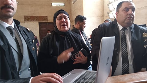 الأم أمام هيئة المحكمة