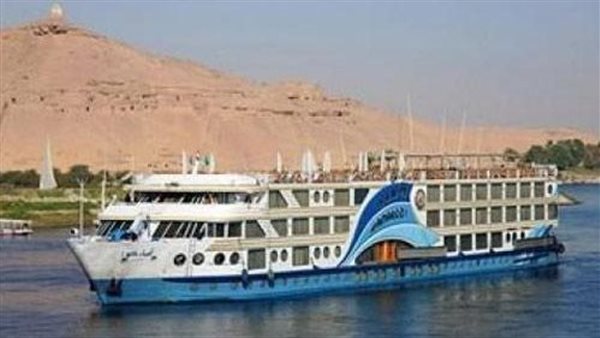 باخرة سياحية 