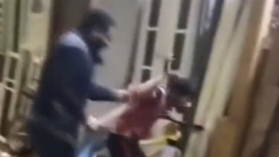 تلقى 4 ضربات على ظهره.. والدة الشاب أسامة من ذوي الهمم تروي لـ القاهرة 24 تفاصيل الاعتداء عليه