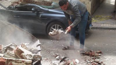 تسبب في تحطم سيارتين.. ندب فريق هندسي لمعاينة انهيار أجزاء من عقار بالإسكندرية