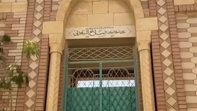 بيوزع أكل على روحه.. أحمد السعدني يزور قبر والده في أول جمعة بعد وفاته| بث مباشر