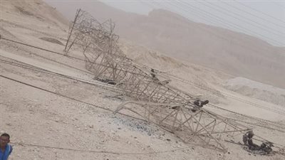 بسبب العاصفة الترابية.. سقوط 5 أبراج ضغط عالٍ في قرية المحروسة بقنا | بث مباشر