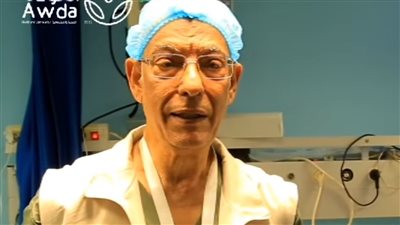 نجاة الدكتور أحمد عبد العزيز من قصف إسرائيلي خلال عمله بغرفة عمليات مستشفى العودة بشمال غزة