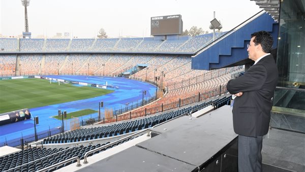 وزير الرياضة يتفقد ستاد القاهرة استعدادًا لمباراة الأهلي ومازيمبي 
