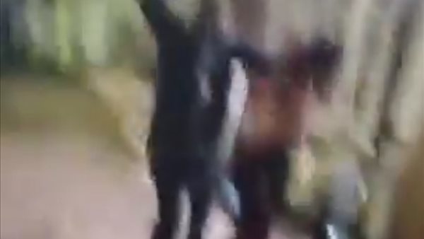 شخص يعتدي على شاب