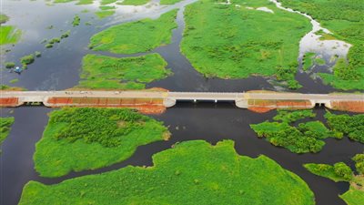 المقاولون العرب تنتهي من طريق وكوبري ساكا لإنقاذ السكان من الفيضانات بأوغندا