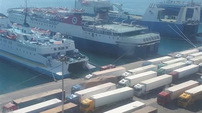 تداول 16 ألف طن بضائع عامة ومتنوعة و917 شاحنة بمواني البحر الأحمر