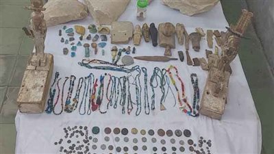 شايلهم في بيته.. العثور على 1118 قطعة أثرية بحوزة موظف في أسيوط