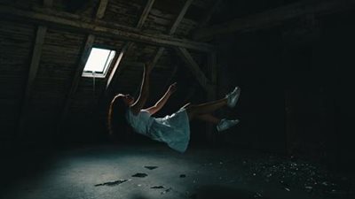 تفسير حلم السقوط من مكان مرتفع والنجاة للمتزوجة.. ولماذا يتكرر؟