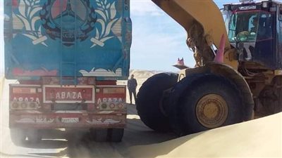 بسبب العواصف.. بدء إزالة الرمال المتراكمة بطريق الفرافرة - ديروط بالوادي الجديد