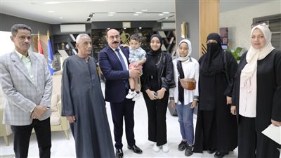 محافظ أسوان يكرم أسر عاملين وافتهم المنية عرفانا بتفانيهم في عملهم