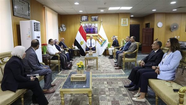 جانب من لقاء محافظ