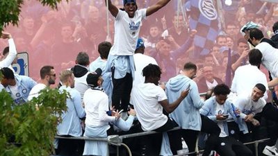 نجم إنتر يستهزأ بلاعب ميلان خلال احتفاله بلقب الدوري الإيطالي | صور