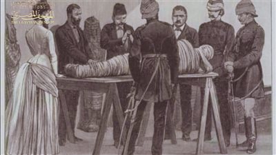 صورة نادرة لـ فحص مومياء في متحف بولاق عام 1886 م 
