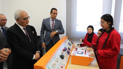 وزير التعليم: طلاب التعليم الفني محجوزون للعمل من قبل تخرجهم