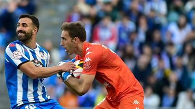 مدرب حراس مرمى يشارك في مباراة بالدوري الإسباني لعدم وجود لاعبين