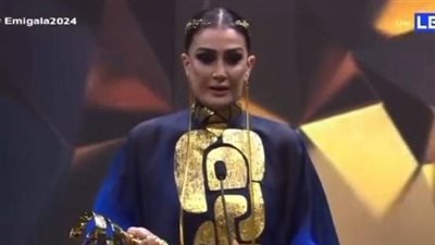 أيقونة الجمال.. تكريم غادة عبد الرازق بحفل جوائز Emigala