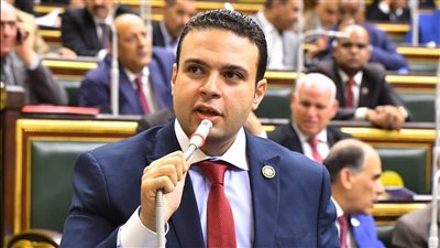 برلماني يطالب بإلغاء كلية الآداب بعد تصريحات الرئيس السيسي | بث مباشر