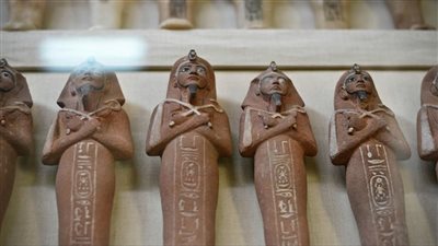 بدون مقابل.. ابنة وكيل مجلس الشعب الأسبق تُسلم قطعا أثرية مملوكة لها للدولة | انفراد