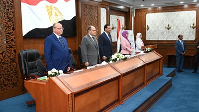 وزير التجارة يسلم التراخيص الصناعية لمصنعي ومستثمري منطقة شق الثعبان