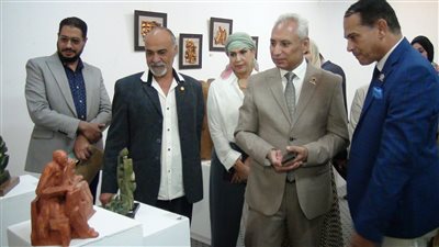 رئيس جامعة المنيا يفتتح معرض سوق الفن بـ كلية الفنون الجميلة 