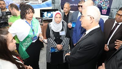 صنع في مصر.. وزير التعليم يوجه بتسويق منتجات طلاب المدارس الفنية بصورة متميزة