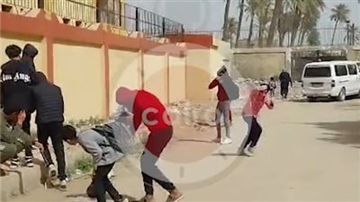 قفزوا السور وحطموا الزجاج.. مجموعة من الصبية يثيرون الذعر داخل مدرسة بالهرم| فيديو 