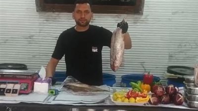 سحب على الدهب بالفسيخ.. محل رنجة يثير الجدل ويبيع السمك بالمتر في كفر الشيخ| بث مباشر 