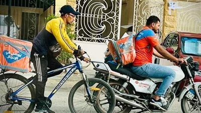 صورة شاب دليفري يسحب زميله بالموتوسيكل تتصدر السوشيال ميديا.. ومتابعون: الراحمون يرحمهم الله