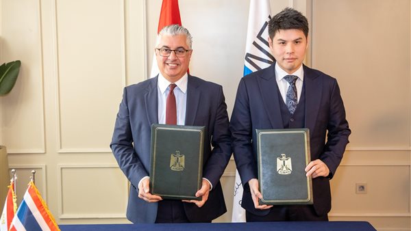 جانب من التوقيع