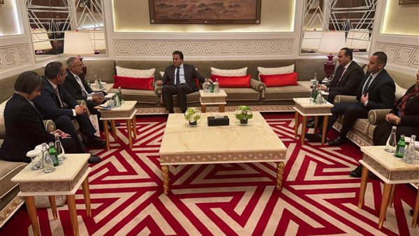 وزير الصحة يجتمع