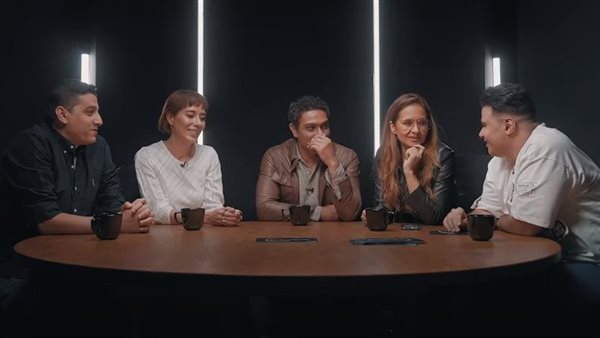 أبطال مسلسل بـ 100