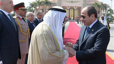 السيسي يودّع أمير الكويت بمطار القاهرة بعد زيارته الرسمية لمصر