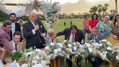 بعد الهجوم عليه.. تفاصيل صورة تقبيل الدكتور حسام موافي ليد رجل الأعمال محمد أبو العينين