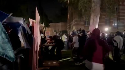  أنصار إسرائيل يهاجمون معسكرًا مؤيدًا للفلسطينيين في لوس أنجلوس.. واعتقال 300 متظاهر في نيويورك