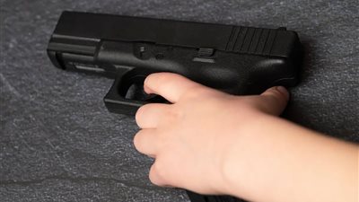 عمره 3 سنوات.. صغير يطلق الرصاص على نفسه من مسدس والدته ضابطة الشرطة