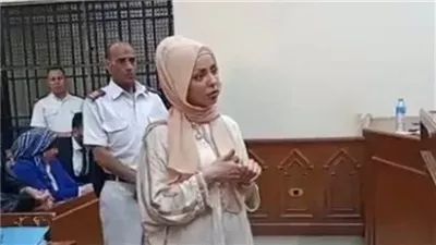 وصول مضيفة الطيران المتهمة بإنهاء حياة ابنتها للمحكمة| صور 