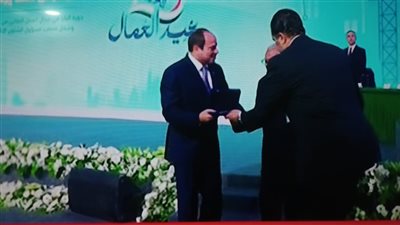 السيسي يكرم عددا من العمال خلال افتتاح مجمع هاير الصناعي