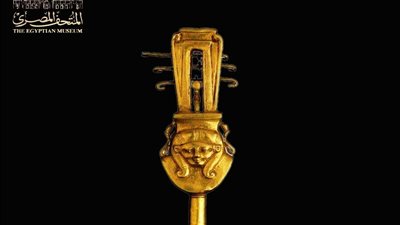 المتحف المصري يلقي الضوء على قطعة أثرية لـ آلة السيستروم الموسيقية 