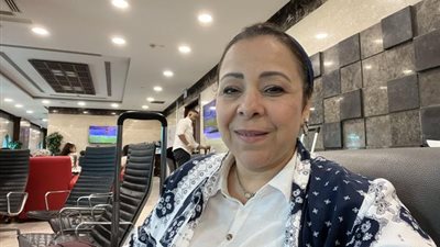 نهاد أبو القمصان تشكو خدمة مصر للطيران: بعد تحرك الطيارة لباريس لفينا ورجعنا.. بقالنا 6 ساعات منتظرين