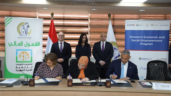 جانب من توقيع البرتوكول