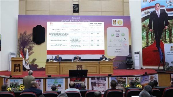 جانب من اجتماع محافظ