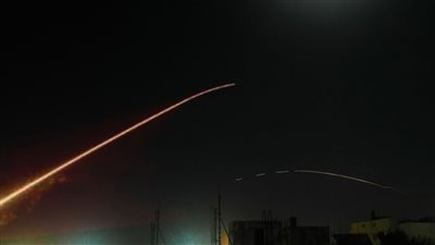  الدفاعات السورية تتصدى لهجوم صاروخي إسرائيلي.. وسماع انفجارات في محيط دمشق