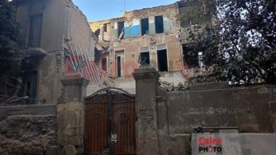 انهيار واجهة منزل مكون من 3 طوابق بالسيدة زينب.. وإصابة حارسه| صور 