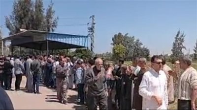 عريسها رافض يسيب قبرها.. انهيار أسرة عروس مطوبس ضحية انقلاب سيارة الزفة خلال دفنها | بث مباشر