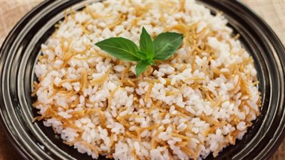 لازم تنقعيه 10 دقايق.. مقدار المياه للرز بالشعرية والتوابل الممنوعة