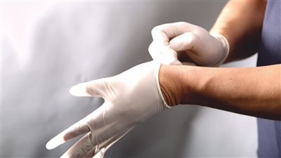 من 250 لـ195 جنيها.. المستلزمات الصحية: تراجع أسعار القفازات الطبية بعد قرار البنك المركزي