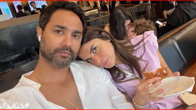 ظبطتني وأنا بخونها.. تصريحات صادمة للفنان كريم فهمي عن علاقته بزوجته 